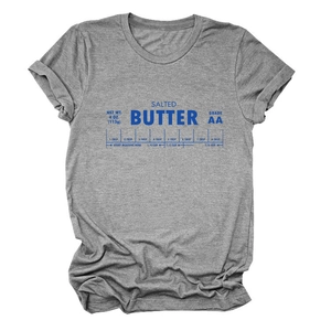 Détail d'un t-shirt gris à col rond avec imprimé graphique Salted Butter bleu en coton