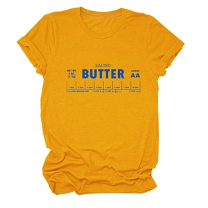 Détail macro de l'imprimé Salted Butter sur un t-shirt en coton jaune moutarde