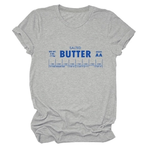 Détail du t-shirt gris à col rond avec imprimé bleu Salted Butter et texture douce