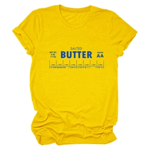 Détail d'un t-shirt jaune en coton avec imprimé vintage de beurre salé sur le devant