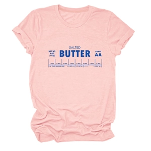 Détail du graphique Salted Butter et de l'échelle de mesure sur T-shirt en coton rose