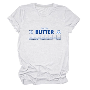 Détail d'un t-shirt en coton blanc avec motif Salted Butter bleu et échelles de mesure