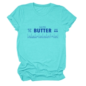 Détail du t-shirt col rond bleu sarcelle avec imprimé graphique beurre salé créatif