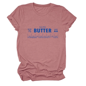 Détail de l'imprimé graphique Salted Butter sur un t-shirt rose à col rond à manches courtes
