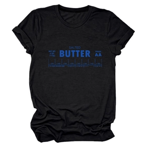 Détail de l'imprimé graphique Salted Butter sur un T-shirt noir à manches courtes et col rond