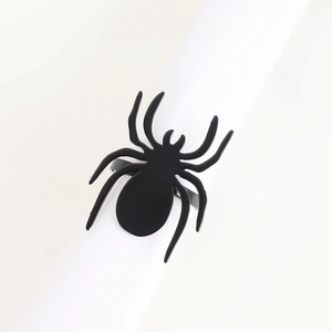 Dettaglio portatovagliolo a forma di ragno in metallo nero opaco per decorazione Halloween