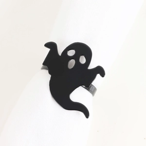 Dettaglio dell'anello portatovagliolo a forma di fantasma nero per Halloween