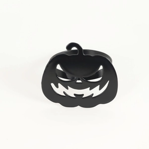 Dettaglio portatovagliolo a forma di zucca nera in metallo con intaglio Jack-o-lantern
