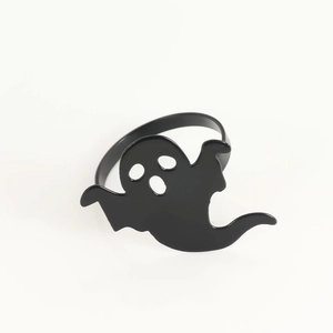 Dettaglio dell'anello portatovagliolo a forma di fantasma nero opaco per Halloween