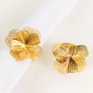 Portatovaglioli a forma di fiore dorato multistrato con elegante design in metallo cavo