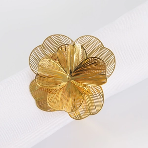 Elegante portatovagliolo a fiore dorato con petali cavi multistrato su tessuto