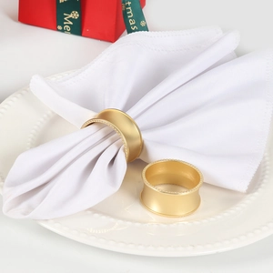Lot de deux ronds de serviette dorés mats avec bordure perlée pour table de mariage