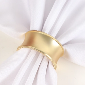 Rond de serviette en métal doré mat avec bords perlés pour décoration de mariage