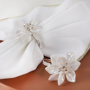 Luxury Acrylic Rhinestone White Flower Napkin Ring Silver Metal Napkin Holder For Wedding Banquet Hotel Table Decor