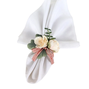 Portatovagliolo floreale con rose crema e fiocco a quadretti rossi per tavola chic