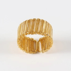 Détail d'un rond de serviette doré avec texture en maille creuse et boucles carrées