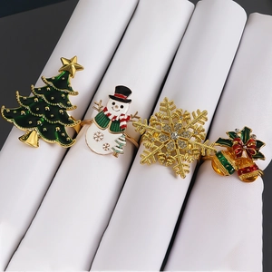 Lot de 4 ronds de serviette de Noël avec motifs sapin, bonhomme de neige et flocon