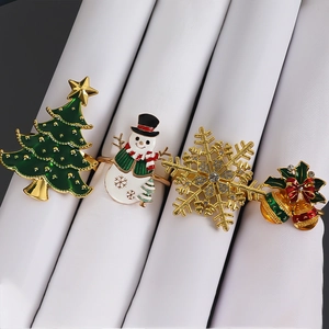 Lot de 4 ronds de serviette de Noël avec motifs sapin, bonhomme de neige et grelot