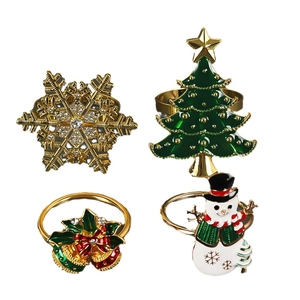 Lot de quatre ronds de serviette avec flocon, sapin, cloche et bonhomme de neige