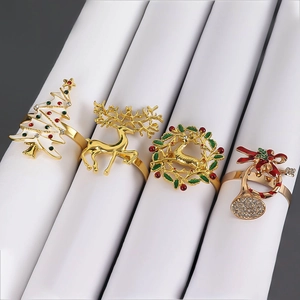 Détails de ronds de serviette de Noël avec motifs cerf et sapin en émail coloré