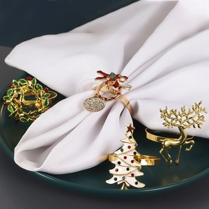 Lot de 4 ronds de serviette de Noël dorés avec motifs cerf, couronne, sapin et cloche