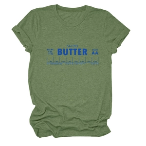 Détail du t-shirt vert avec graphique d'étiquette salted butter et texture chinée