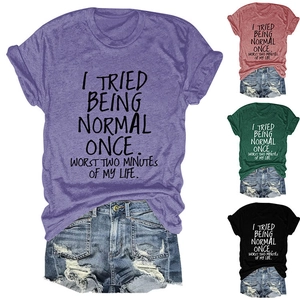Détail de t-shirts en coton violets, rouges et verts avec citation humoristique