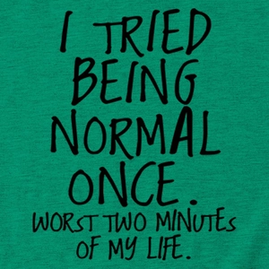 Gros plan t-shirt vert en coton avec texte d'humour I TRIED BEING NORMAL ONCE