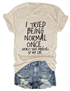 T-shirt décontracté beige avec texte et short en jean sur fond blanc impeccable