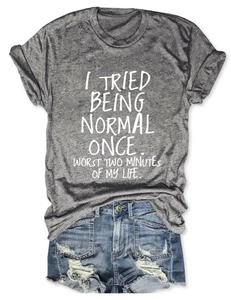 T-shirt gris en coton avec slogan I TRIED BEING NORMAL à plat avec short en jean