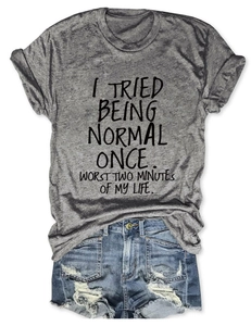 T-shirt gris en coton avec slogan humoristique posé à plat avec un short en jean