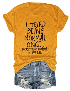 Mise à plat de t-shirt jaune avec slogan et short en jean déchiré sur fond blanc