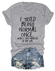 Détail du t-shirt gris à message et du short en jean vieilli ensemble d'été décontracté
