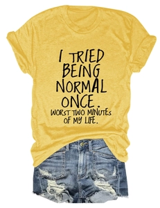 T-shirt jaune avec imprimé slogan noir et short en jean vieilli à plat sur fond blanc