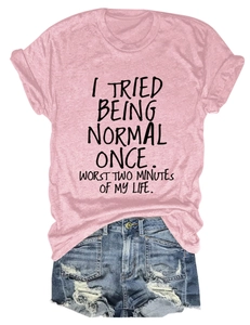 T-shirt rose en coton à texte noir avec short en jean bleu délavé de style décontracté