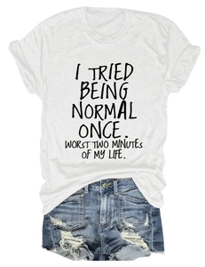 Vue détaillée du t-shirt blanc en coton avec impression artistique I TRIED BEING NORMAL