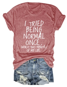 Détail du t-shirt en coton bordeaux avec texte blanc et short en denim avec déchirures