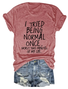 Détail d'un t-shirt décontracté avec slogan vintage et short en jean déchiré