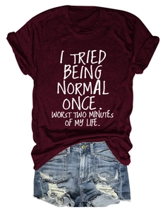 T-shirt bordeaux à imprimé lettres avec short en jean au style décontracté US