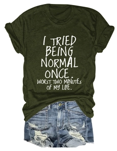 T-shirt vert à slogan et short en jean bleu déchiré disposés pour un look décontracté