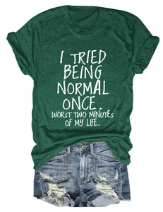 Ensemble t-shirt vert à slogan et short en jean vintage posé à plat sur fond blanc neutre