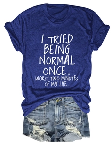 Mise à plat d'un t-shirt bleu marine à slogan avec un short en jean délavé usé