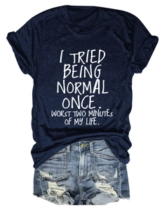 Détail d'un t-shirt bleu marine avec texte et short en jean usé assorti