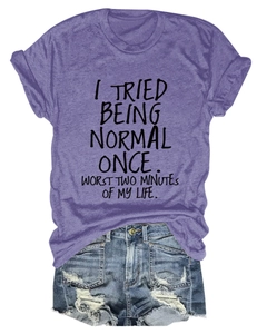 Gros plan d'un t-shirt en coton violet avec imprimé de lettres et short en jean vieilli