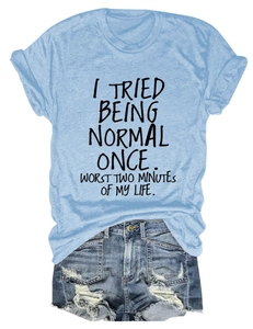 Détail à plat d'un t-shirt à slogan bleu clair et d'un short en jean déchiré