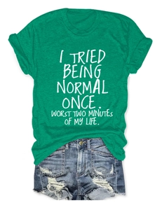 Détail à plat du t-shirt vert à message avec un short en jean bleu déchiré