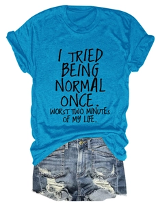 T-shirt bleu vif avec slogan humoristique et short en jean déchiré en tenue d'été décontractée