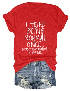 T-shirt rouge en coton avec texte et short en denim vieilli avec bords effilochés