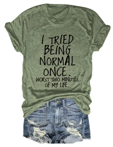 Détail du t-shirt vert olive avec revers de manches et citation sur fond blanc