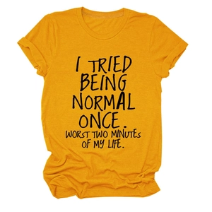 Détail du t-shirt en coton jaune avec imprimé textuel noir I TRIED BEING NORMAL